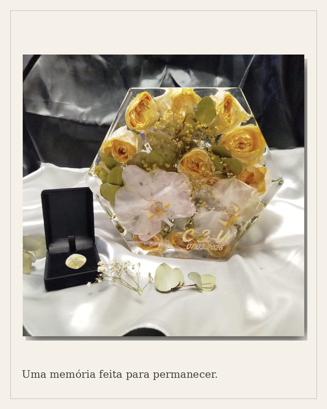 Composição autoral com rosas amarelas e orquídeas brancas de um buquê eternizado