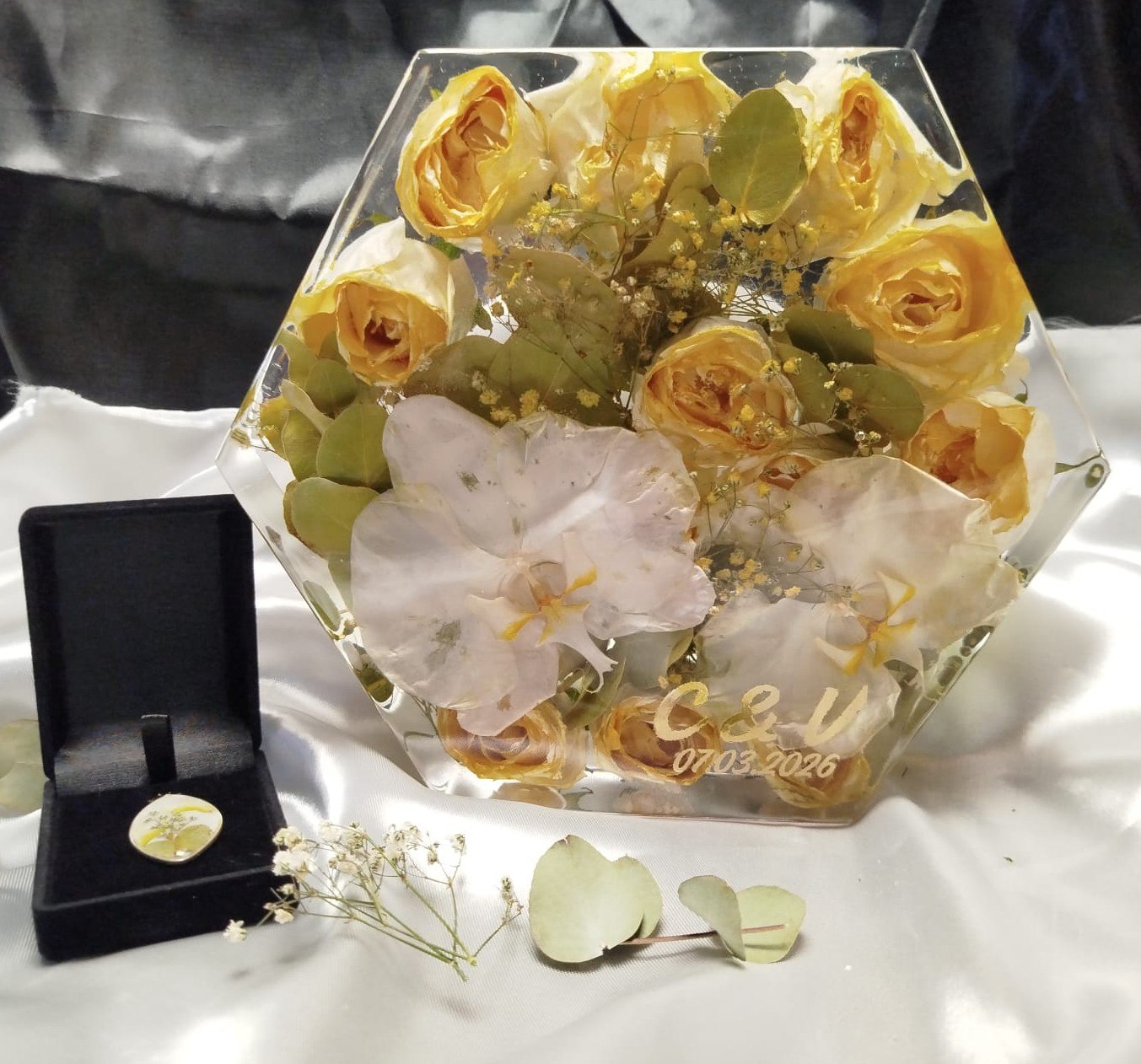 Buquê de rosas amarelas e orquídeas preservado em resina