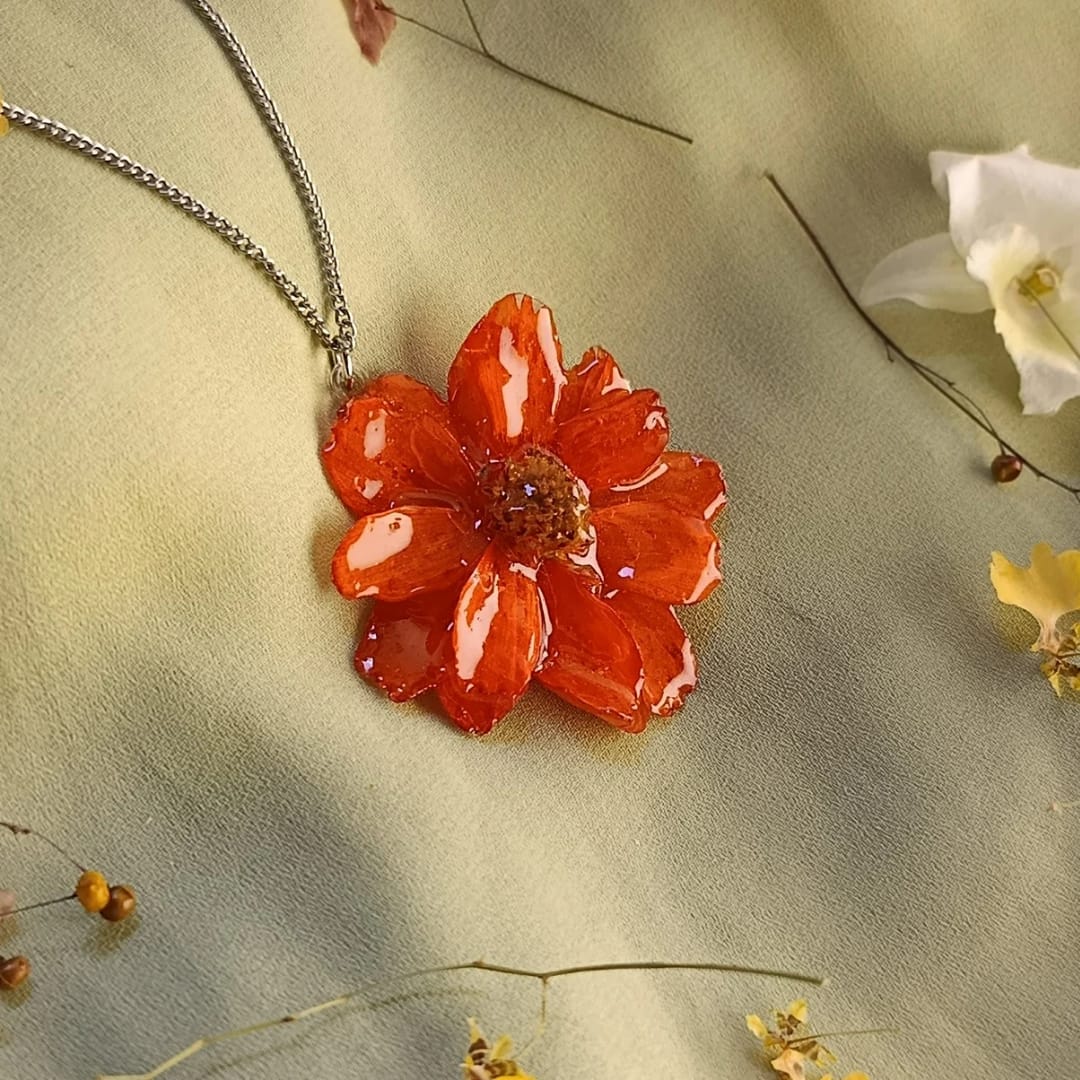 Colar com flor de cosmos laranja e corrente em aço inox