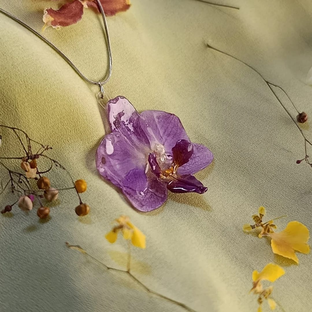 Colar de orquídea lilás sobre fundo verde suave