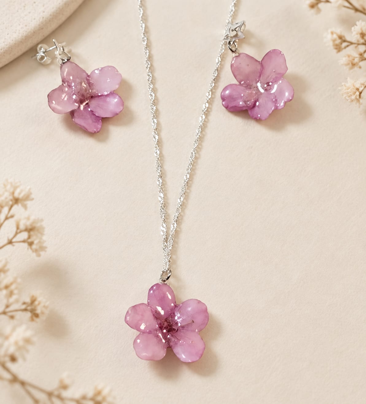 Conjunto de colar e brincos com flores de cerejeira preservadas