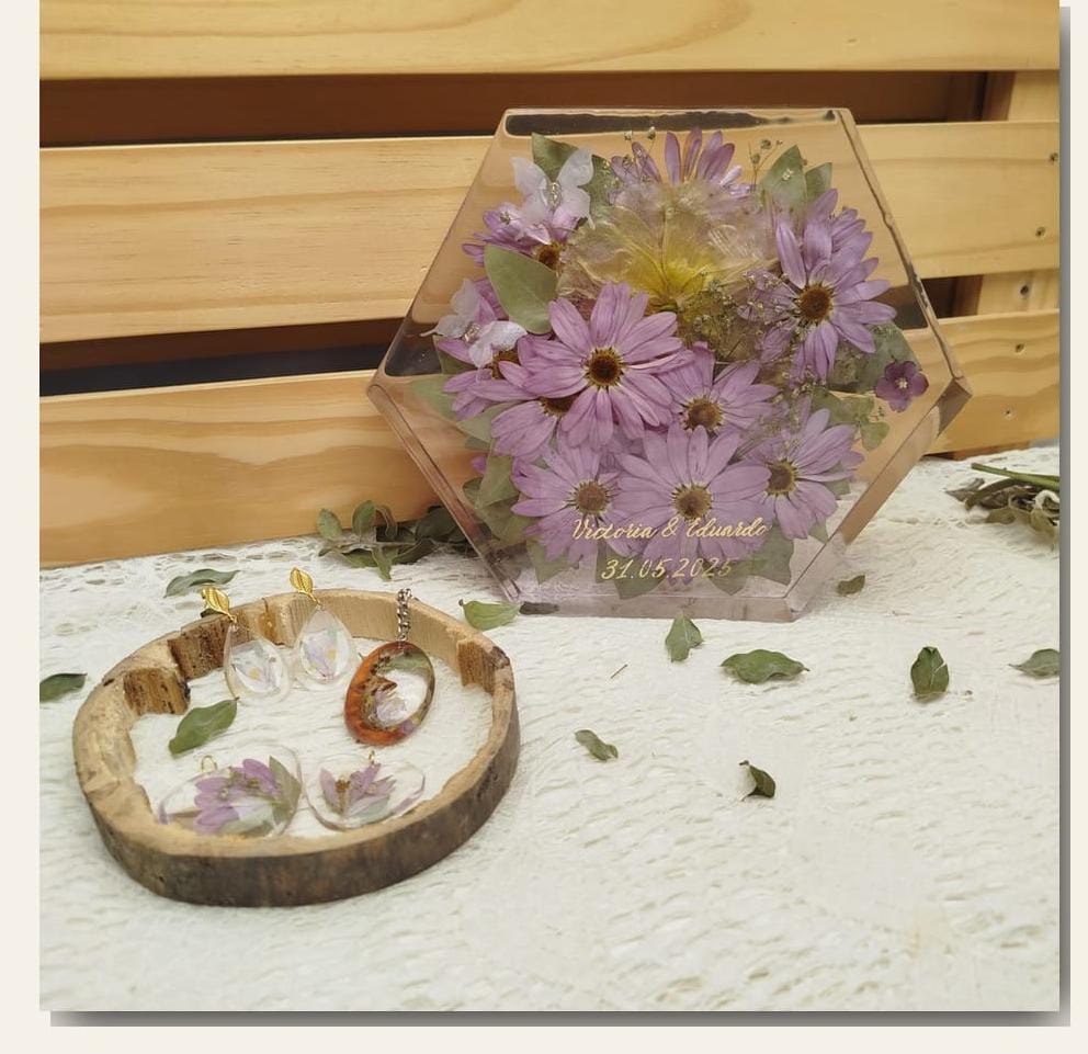 Peça hexagonal com flores lilases preservadas e acessórios de casamento