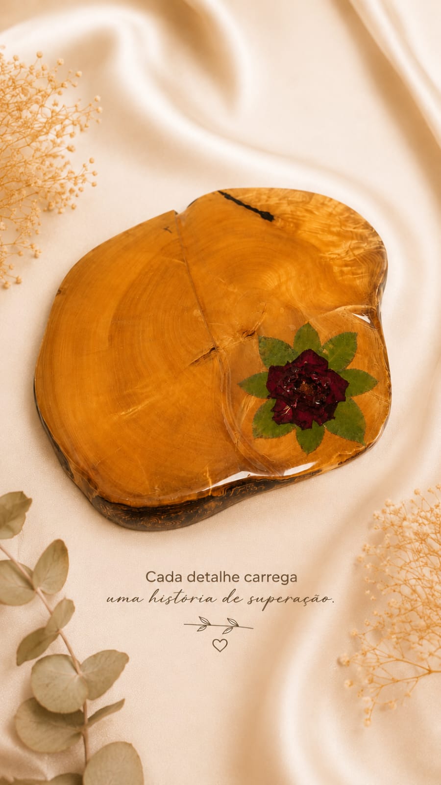 Peça de madeira e resina com flor vermelha preservada